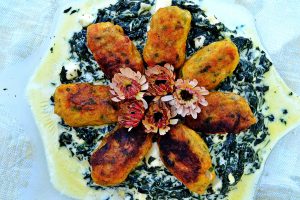 Stekta gnocci liggandes på en sås av mangold och ädelost.