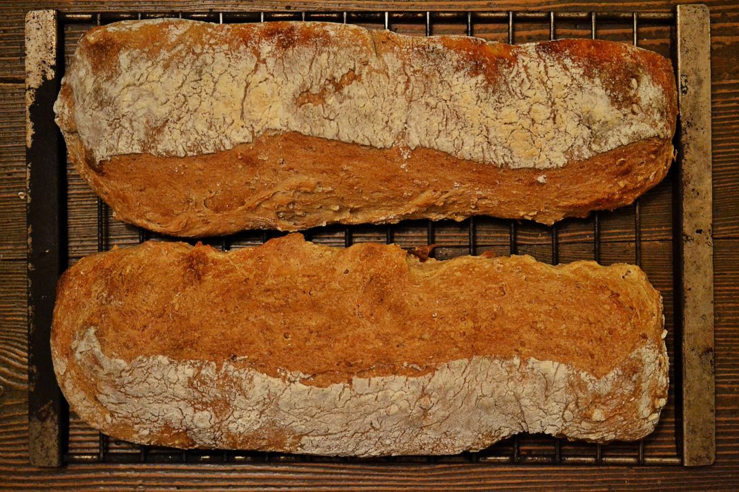 Nygräddat bröd på ett galler. 