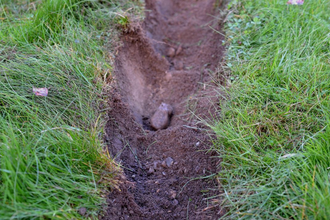 Ett litet grävt dike i gräsmattan. No-dig gardening, a ditch in the lawn.