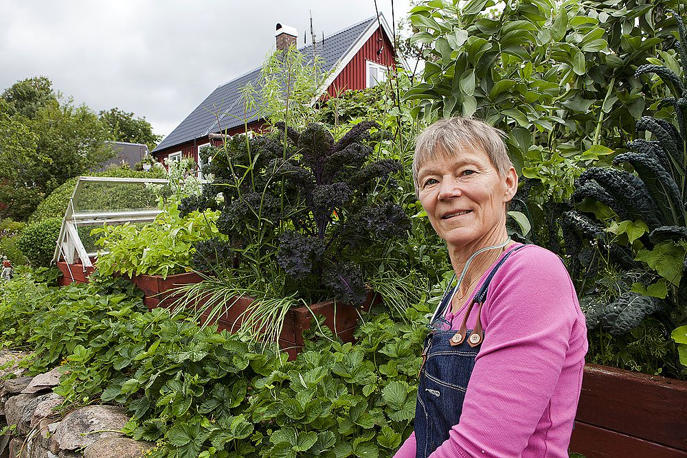 Annika i sin trädgård. 