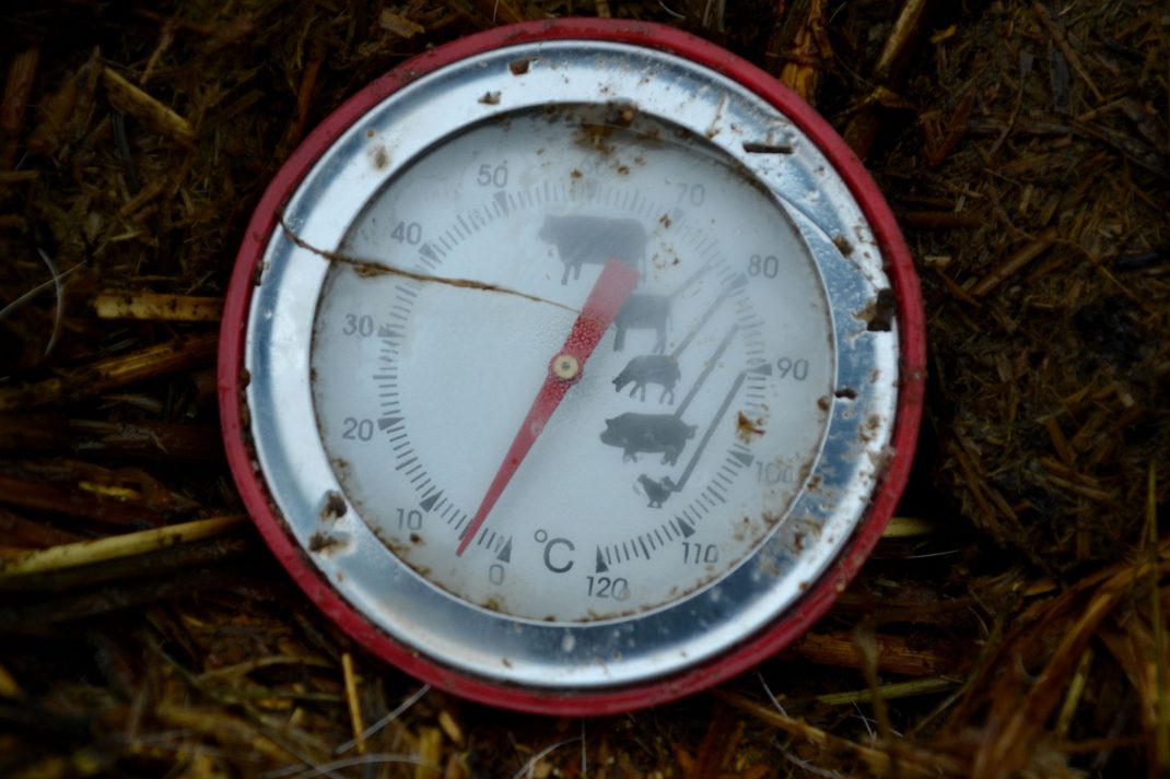 En termometer visar fyra grader i en varmbänk.