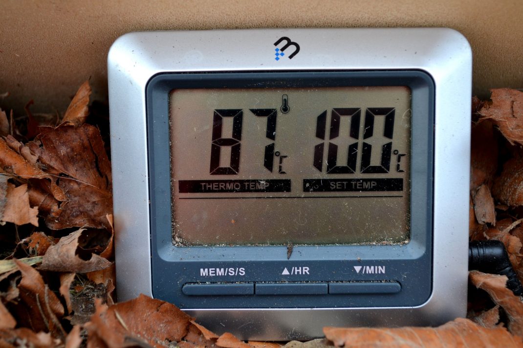 Bild på termometerns display som visar 87 grader. 