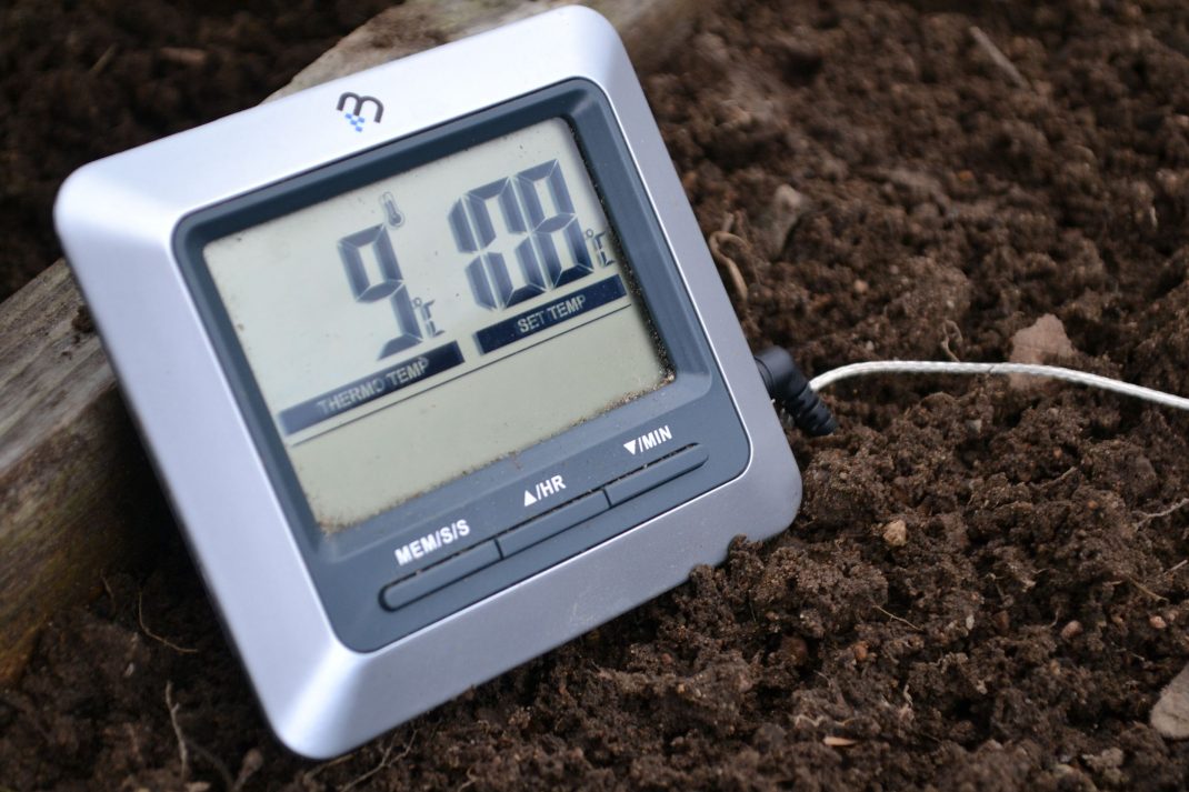 En termometer nerstucken i jord i en kallbänk. 