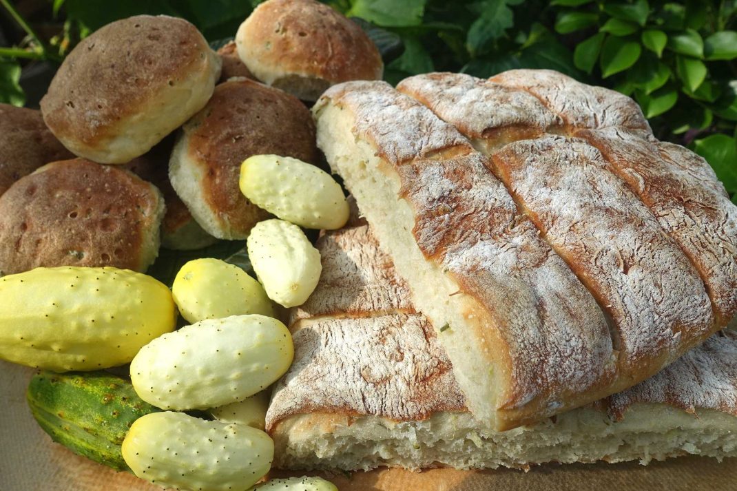 Upplagt bröd i sällskap av gurkor.