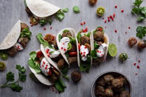 Läcker falafel av bondbönor i pitabröd står uppradade.