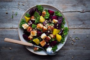 En vacker skål med rödbetssallad och halloumi.