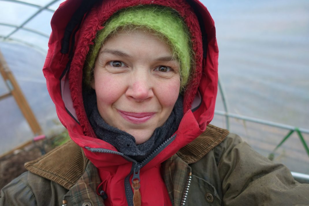 Sara Bäckmo i full vintermundering med dubbla jackor och luvor. 