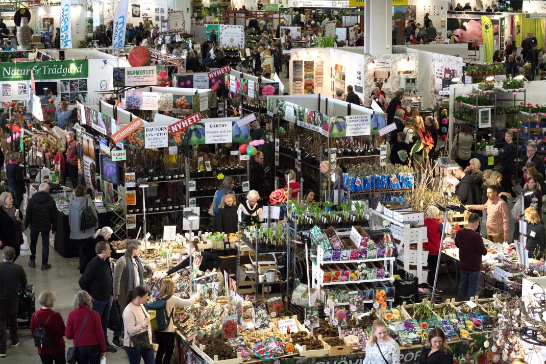 Översikt över mässan ovanifrån. Massvis av folk och montrar.