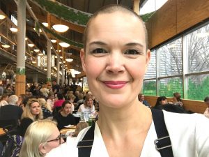 Sara Bäckmo i en selfie tagen på en stor trädgårdsmässa