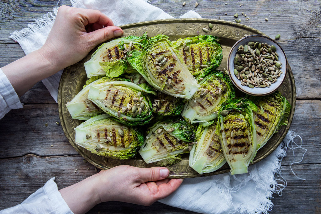 På ett ovalt fat ligger salaltshalvor med fina grill-linjer på.