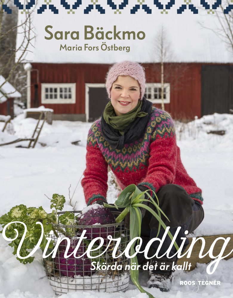 Ett bokomslag av vintrig trädgård och Sara som sitter med grönsaker bland snön.