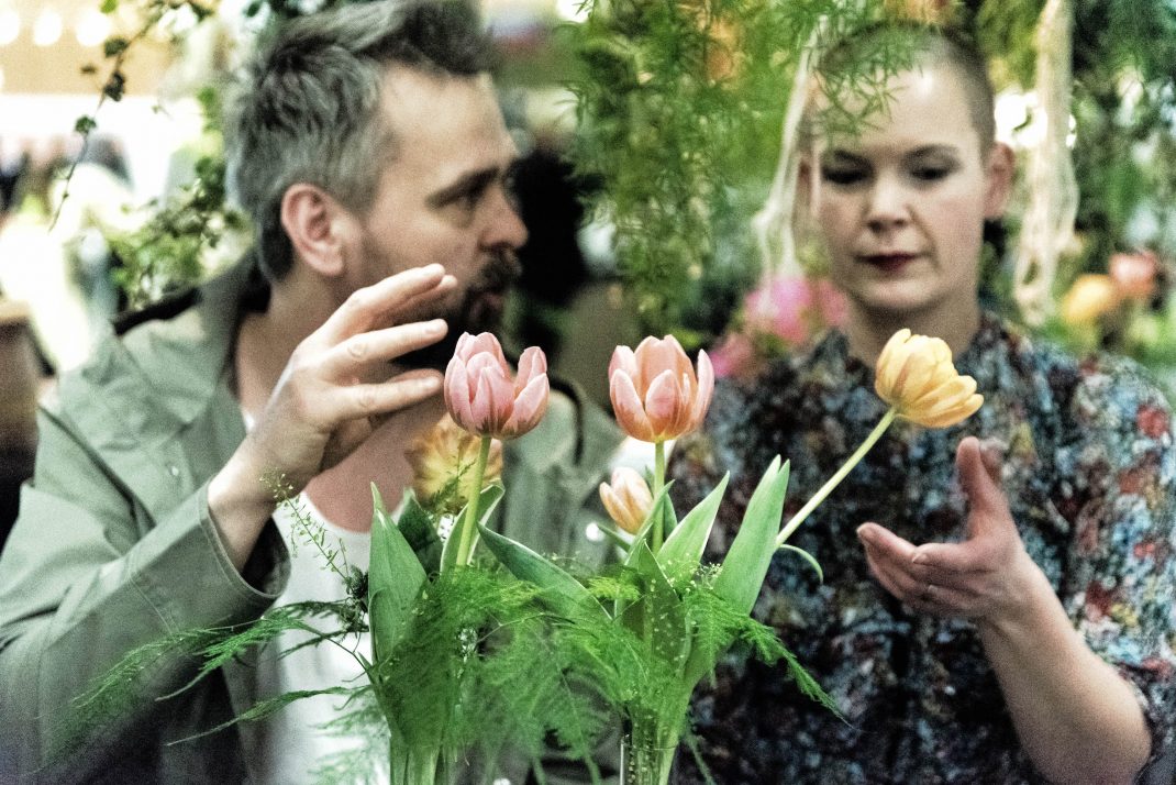 Sara och Johannes tittar på gula och rosa tulpaner.
