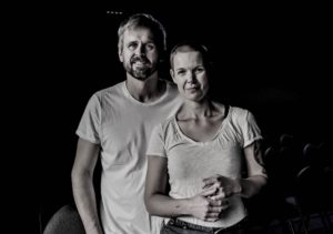 Svartvit bild på Sara och Johannes.