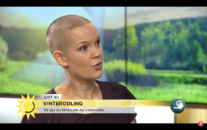 Sara i närbild i Nyhetsmorgons tv-ruta.