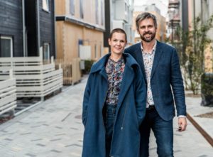Sara och Johannes står framför en gata i en stad.