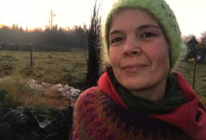 Sara Bäckmo ute i sin trädgård på morgonen