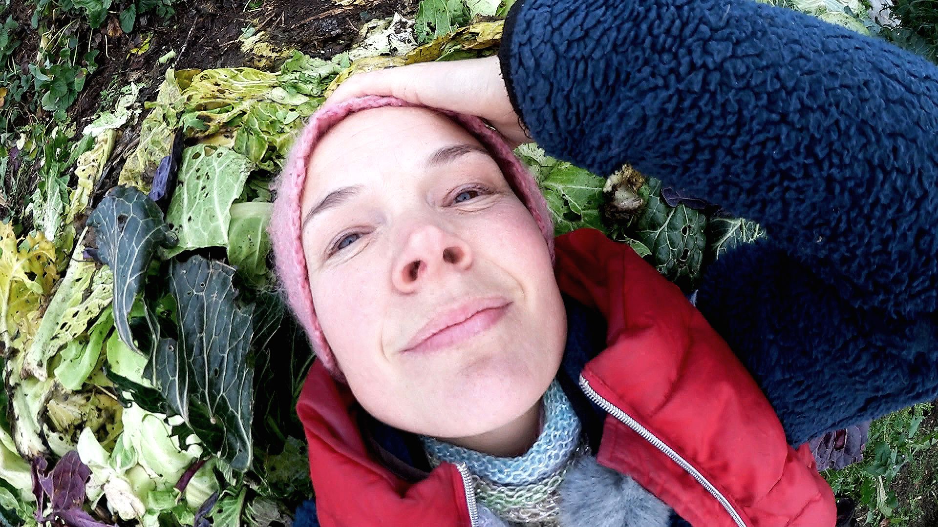 Sara Bäckmo ligger på en massa kålblad i landet. Garden vlog, Sara on cabbage leaves. 