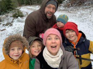 Hela familjen Bäckmo på Bökebacken.