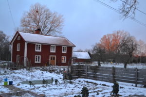 Det röda huset Skillnadens i vinterskrud.