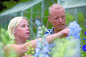Veronica och Michael står mitt i en blommande odling.
