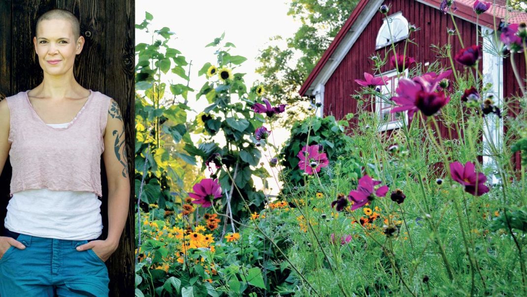 Bildmontage där Sara Bäckmo står lutad mot en vägg och bild nummer två visar ett rött bostadshus inramat av vackra sommarblommor och växtlighet-