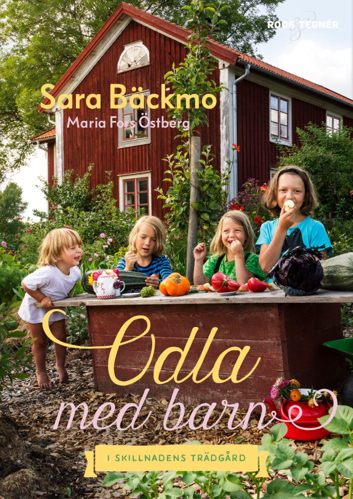Bokomslag med fyra glada barn i trädgården som leker affär. 
