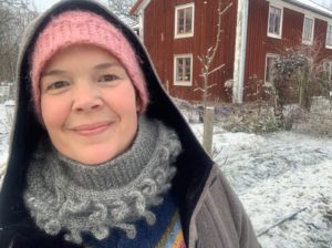 Sara i ett vintervitt Skillnadens Trädgård.