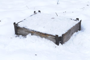 Snötäckt pallkrage.