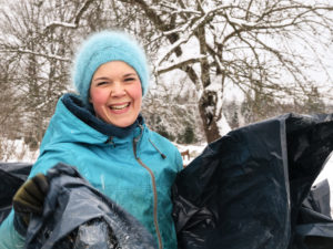 Sara ler stort rakt in i kameran.