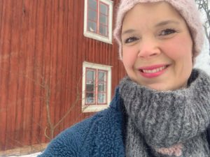 Sara framför vintrigt Skillnadens hus.