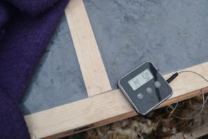 En termometer ligger på varmbänken och visar 14 och 50 grader.