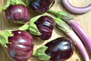 En härligt skörd med aubergine i blandade lila nyanser.