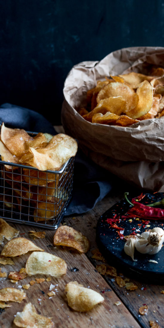 Läckra hemmagjorda potatischips med chili.