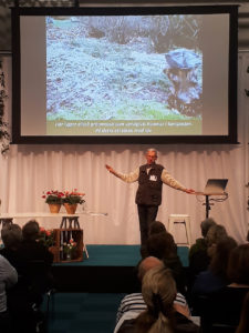 Börje Remstam håller föredrag.