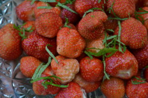 Ett helt fat med jordgubbar.