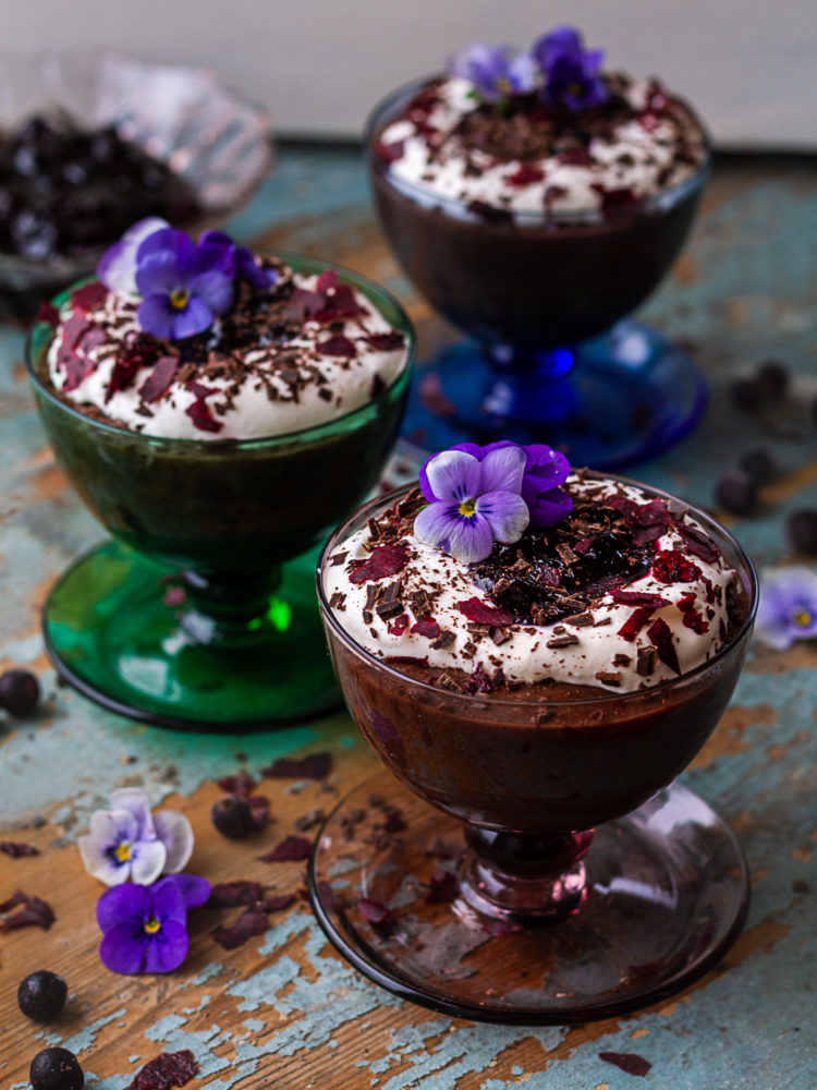 Vackra chokladpuddingar i små glad dekorerade med violer.