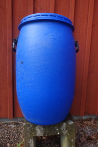 En stor blå tunna till bokashi.