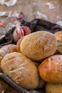 Läckra vitlöksfrallor på ett träbord.