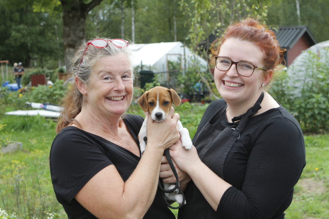 Bild på Kajsa och Majja från Rinkaby Gård.