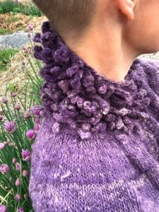 Närbild på kragen som är full med små utstickande stickade piggar.