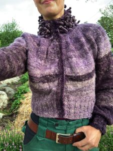 En stående selfie som visar den lila tröjan i helbild.