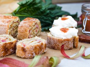 Rulltårta med rabarbersylt och vispgrädde