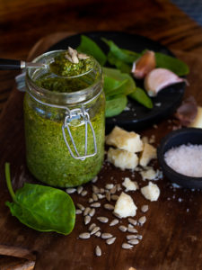 Härligt grön spenatpesto i en glasburk.