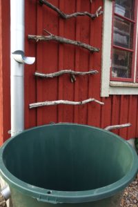 Stuprör med en grön tunna under.