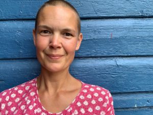 Sara mot en fin blå vägg.