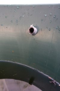 Närbild inifrån tunnan på den lilla extra slangen.