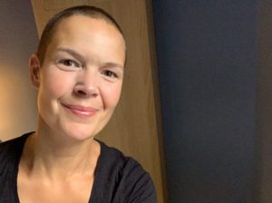 Sara i ett grått hotellrum.