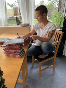 Sara signerar för fullt.