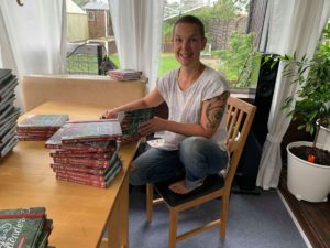 Glad Sara som signerar.