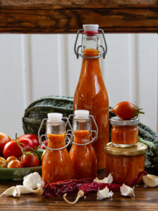 Sweet chilisås i snygga flaskor och burkar.